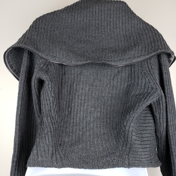 Elie Tahari sz SM grey cable knit crop sweater - Picture 4 of 8